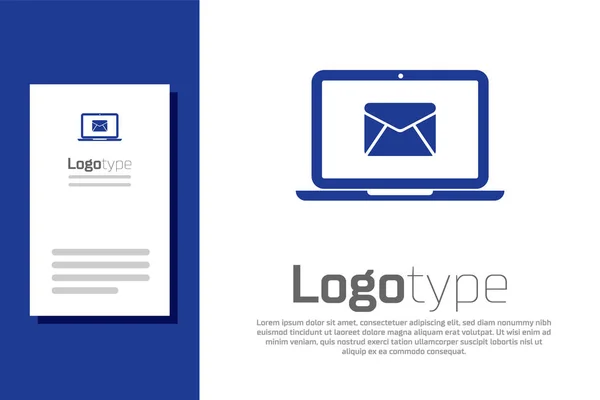 Laptop blu con busta e e-mail aperta sull'icona dello schermo isolata su sfondo bianco. Email marketing, concetti di pubblicità su internet. Elemento modello di design logo. Illustrazione vettoriale — Vettoriale Stock