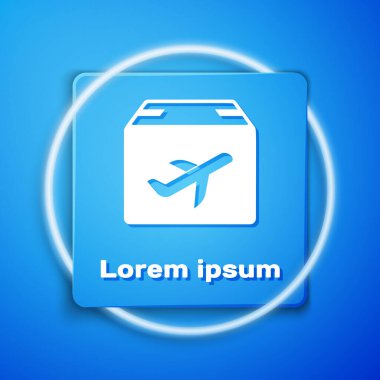 Mavi arka planda beyaz uçak ve karton kutu simgesi izole edildi. Teslimat, ulaşım. Kargo hava yoluyla geliyor. Paketli uçaklar, kutular. Mavi kare düğme. Vektör İllüstrasyonu