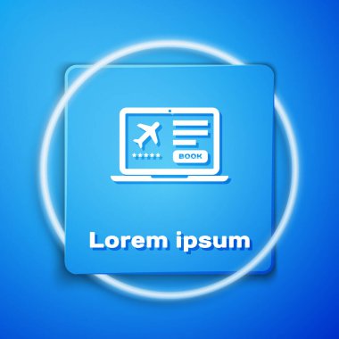 Elektronik geçiş kartı olan beyaz dizüstü bilgisayar mavi arka planda izole edilmiş. Web ve uygulama için yolcu uçağı bileti. Mavi kare düğme. Vektör İllüstrasyonu