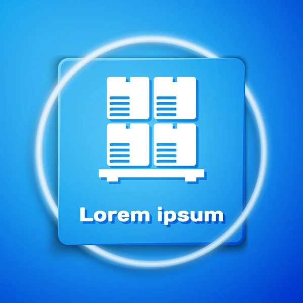 Білі картонні коробки на піктограмі піддону ізольовані на синьому фоні. Пакувальна коробка з закритою коробкою доставки з крихкими знаками. Блакитна квадратна кнопка. Векторна ілюстрація — стоковий вектор