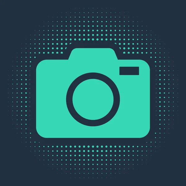 Groene fotocamera pictogram geïsoleerd op blauwe achtergrond. Foto camera icoon. Abstracte cirkel willekeurige stippen. Vector Illustratie — Stockvector