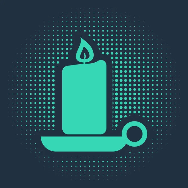 Zielona świeca płonąca w ikonie świecznika odizolowana na niebieskim tle. Stara zapalona świeca. Cylindryczna świeczka z płonącym płomieniem. Abstrakcyjne kółko przypadkowych kropek. Ilustracja wektora — Wektor stockowy