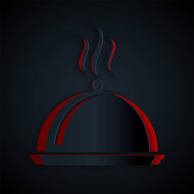 Siyah arka planda izole edilmiş bir tepsi yemek ikonu ile kaplanmış kağıt kesiği. Tepsi ve kapak işareti. Kapaklı bir restoran saati. Mutfak eşyaları sembolü. Kağıt sanatı tarzı. Vektör İllüstrasyonu