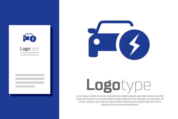 Carro elétrico azul e plugue de cabo elétrico ícone de carregamento isolado no fundo branco. Tecnologias ecológicas renováveis. Elemento de modelo de design de logotipo. Ilustração vetorial — Vetor de Stock