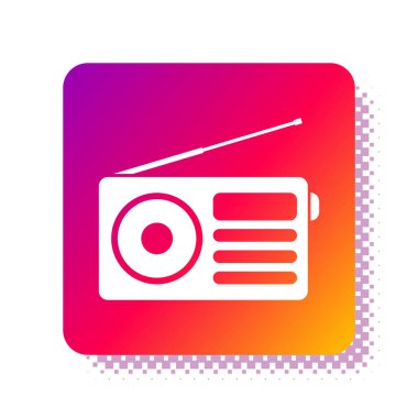 Beyaz arkaplanda anten simgesi olan beyaz radyo. Kare renk düğmesi. Vektör İllüstrasyonu