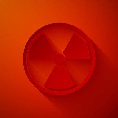 Kağıt kesiği Radyoaktif simgesi kırmızı arkaplanda izole edildi. Radyoaktif zehirli sembol. Radyasyon tehlikesi işareti. Kağıt sanatı tarzı. Vektör İllüstrasyonu