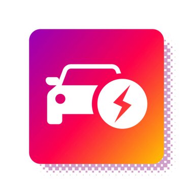 Beyaz elektrikli araba ve elektrik kablosu şarj ikonu beyaz arka planda izole edildi. Yenilenebilir ekolojik teknolojiler. Kare renk düğmesi. Vektör İllüstrasyonu