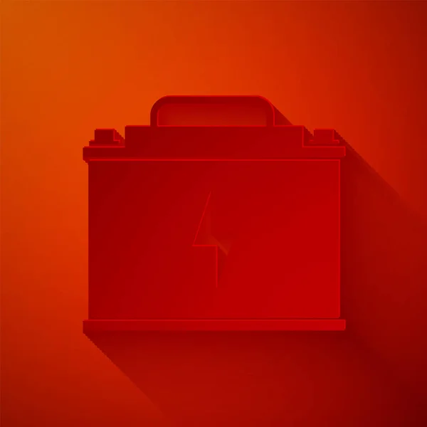 Pappersklipp bil batteri ikon isolerad på röd bakgrund. Ackumulatorbatteriets energi- och elackumulatorbatteri. Blixtnedslag. Papperskonst. Vektor Illustration — Stock vektor