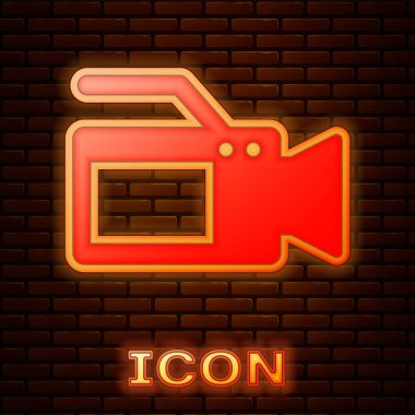 Parlayan neon sinema kamera ikonu tuğla duvar arka planında izole edildi. Video kamera. Film tabelası. Film projektörü. Vektör İllüstrasyonu