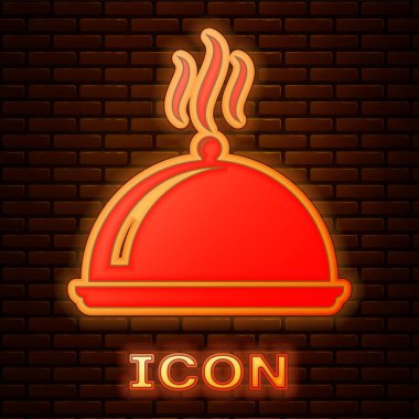 Gıda simge tuğla duvar arka plan üzerinde izole bir tepsi ile parlak neon kapalı. Tepsi ve kapak işareti. Restoran cloche kapaklı. mutfak eşyaları sembolü. Vektör çizim