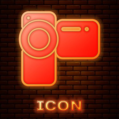 Parlayan neon sinema kamera ikonu tuğla duvar arka planında izole edildi. Video kamera. Film tabelası. Film projektörü. Vektör İllüstrasyonu