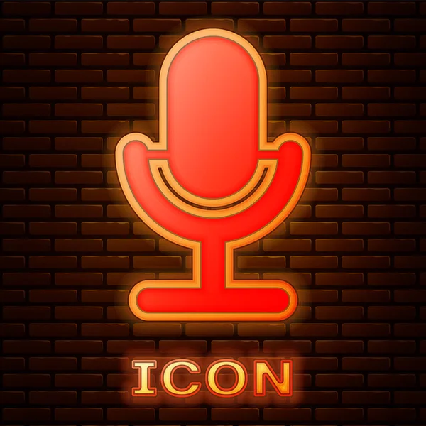 Gloeiende neon microfoon pictogram geïsoleerd op bakstenen muur achtergrond. Op radio microfoon. Speaker teken. Vector Illustratie — Stockvector
