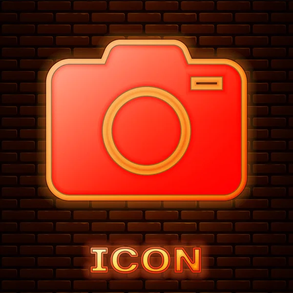 Gloeiende neon Foto camera pictogram geïsoleerd op baksteen muur achtergrond. Foto camera icoon. Vector Illustratie — Stockvector