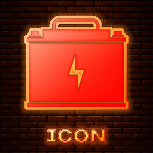 Leuchtende Neon-Autobatterie-Symbol isoliert auf Backsteinwand Hintergrund. Akkumulatorbatterie und Akkumulatorbatterie. Blitzschlag. Vektorillustration — Stockvektor