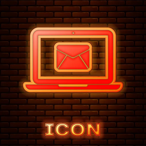 Laptop neon strălucitor cu plic și e-mail deschis pe pictograma ecran izolat pe fundal de perete de cărămidă. Marketing prin e-mail, concepte de publicitate pe internet. Vector Illustration — Vector de stoc