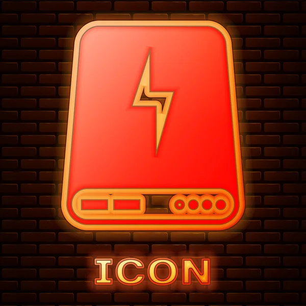 Leuchtende Neon-Power-Bank-Symbol isoliert auf Backsteinwand Hintergrund. tragbares Ladegerät. Vektorillustration — Stockvektor