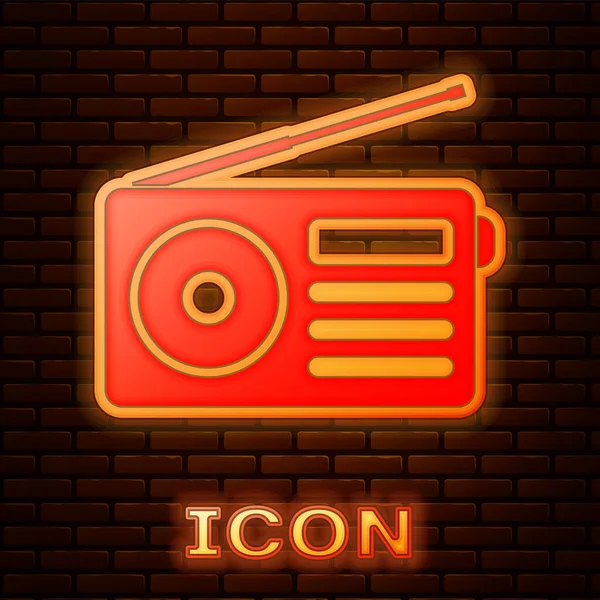 Gloeiende neon Radio met antenne pictogram geïsoleerd op bakstenen muur achtergrond. Vectorillustratie — Stockvector