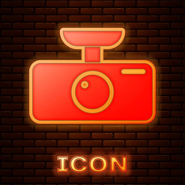 Leuchtende Neon Auto dvr Symbol isoliert auf Backsteinwand Hintergrund. Auto digitale Videorecorder-Symbol. Vektorillustration — Stockvektor