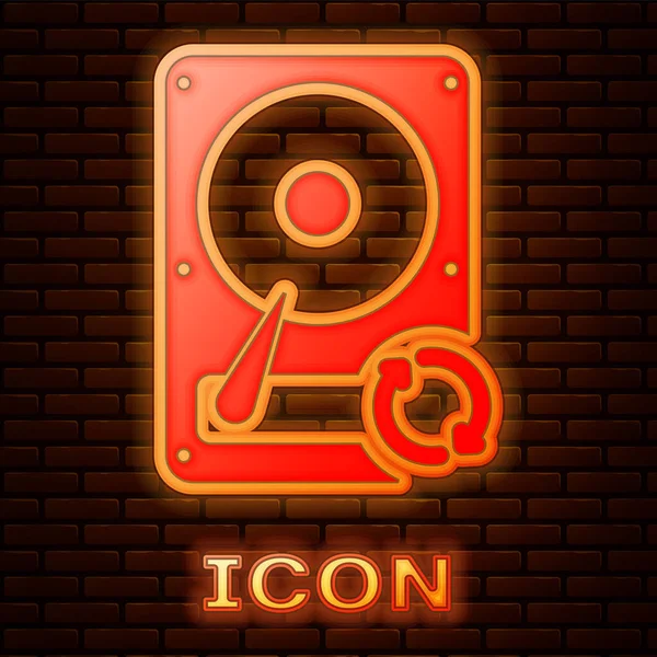 Icono de actualización de sincronización de disco duro de neón brillante unidad de disco duro aislado en el fondo de pared de ladrillo. Ilustración vectorial — Vector de stock