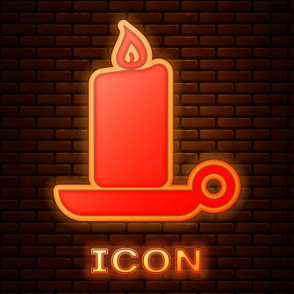 Svítící neonová hořící svíčka v ikoně svícen, izolovaná na pozadí cihlové zdi. Staromódní zapálenou svíčku. Válcová svíčka s plamenem. Vektorová ilustrace — Stockový vektor