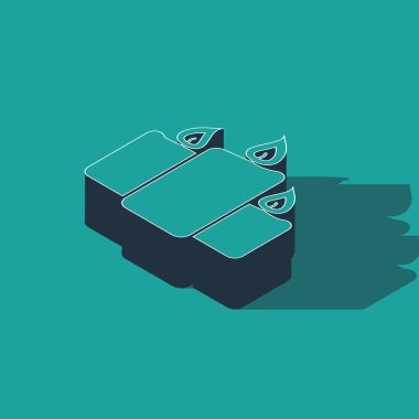 Isometric Burning Mum simgesi yeşil arkaplanda izole edildi. Eski moda yanan mumlar. Silindirik aromatik mum çubukları ve yanan alevler. Vektör İllüstrasyonu