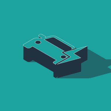 Isometric Electric araba ve elektrik kablosu şarj ikonu yeşil arka planda izole edildi. Yenilenebilir ekolojik teknolojiler. Vektör İllüstrasyonu