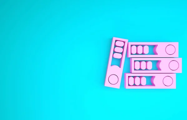 用紙とドキュメントのアイコンが青色の背景に隔離されたピンクのオフィスフォルダ。オフィスのバインダー。アーカイブフォルダのサイン。最小限の概念。3Dイラスト3Dレンダリング — ストック写真