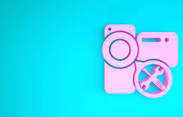 Rózsaszín Videókamera csavarhúzóval és villáskulcs ikonnal, kék háttérrel. Beállítás, szerviz, beállítás, karbantartás, javítás, javítás. Minimalizmus koncepció. 3d illusztráció 3d render — Stock Fotó
