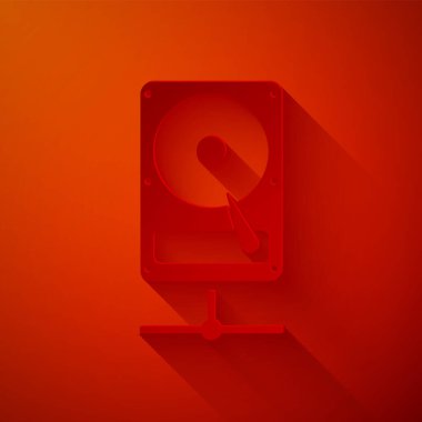 Kağıt, kırmızı arkaplanda izole edilmiş ağ simgesini paylaşırken sabit disk sürücüsünü kesti. Kağıt sanatı tarzı. Vektör İllüstrasyonu