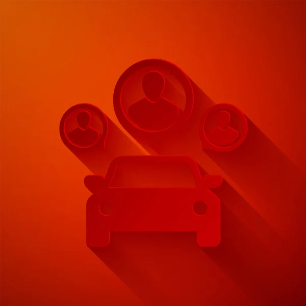 Řez papíru Sdílení aut se skupinou lidí ikona izolované na červeném pozadí. Značka Carsharing. Koncept služby pronájmu dopravy. Papírový styl. Vektorová ilustrace — Stockový vektor