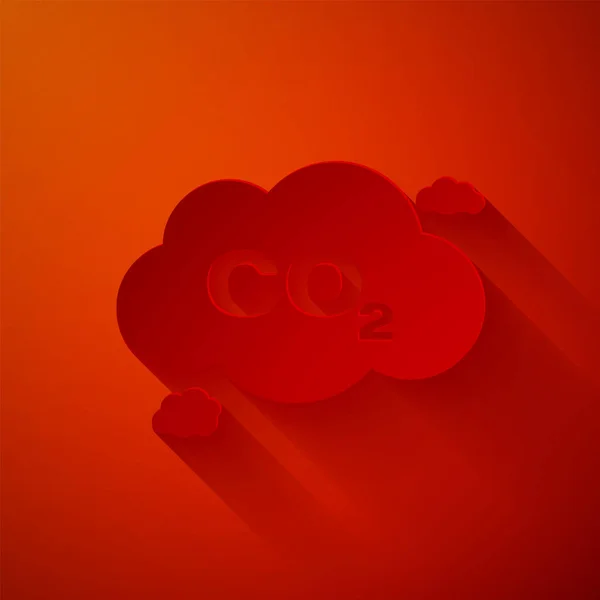 Kağıt, kırmızı arkaplanda izole edilmiş bulut simgesinde karbondioksit salınımını kesti. Karbondioksit formülü sembolü, duman kirliliği konsepti, çevre konsepti. Kağıt sanatı tarzı. Vektör İllüstrasyonu — Stok Vektör