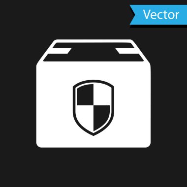 Beyaz Paket güvenlik sembolü ve siyah arka planda izole edilmiş kalkan simgesi. Teslimat sigortası. Kalkanın ötesinde sigorta kutuları var. Vektör İllüstrasyonu