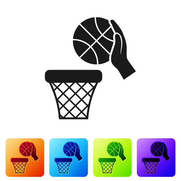 Main noire avec ballon de basket et icône de panier isolé sur fond blanc. Balle dans le panier de basket. Définir des icônes dans des boutons carrés de couleur. Illustration vectorielle — Image vectorielle