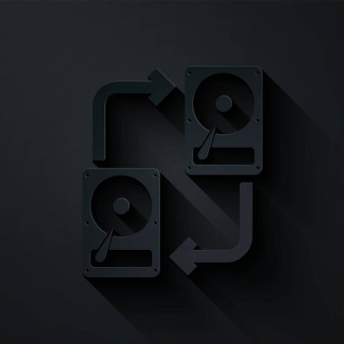 Kağıt, oklu sabit veri depolama aygıtı sabit diski ve siyah arkaplanda izole edilmiş veri kopyalama simgesi kesti. Sabit disk sürücüsüyle veri değişimi. Kağıt sanatı tarzı. Vektör İllüstrasyonu