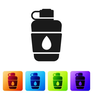 Siyah kantin su şişesi simgesi beyaz arkaplanda izole edilmiş. Turist matarası ikonu. Kampanyada bir kavanoz su kullanıldı. Renkli kare düğmelerle simgeleri ayarla. Vektör İllüstrasyonu