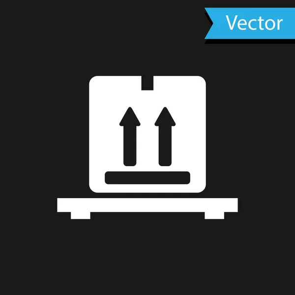 Cajas de cartón blanco en el icono de la plataforma aislado sobre fondo negro. Caja de embalaje de entrega de cartón cerrada con signos frágiles. Ilustración vectorial — Vector de stock