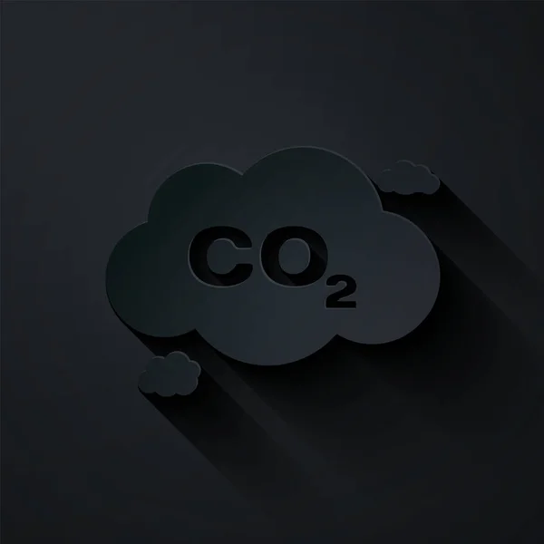 Snížení emisí CO 2 v cloudové ikoně izolované na černém pozadí. Symbol vzorce oxidu uhličitého, koncepce znečištění smogem, koncepce životního prostředí. Papírový styl. Vektorová ilustrace — Stockový vektor