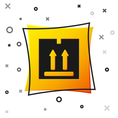 Beyaz zemin üzerinde trafik sembolü simgesi olan siyah karton kutu. Kutu, paket, paket işareti. Teslimat, ulaşım ve nakliye. Sarı kare düğme. Vektör İllüstrasyonu