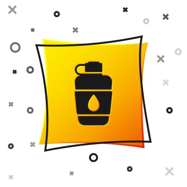 Siyah kantin su şişesi simgesi beyaz arkaplanda izole edilmiş. Turist matarası ikonu. Kampanyada bir kavanoz su kullanıldı. Sarı kare düğme. Vektör İllüstrasyonu