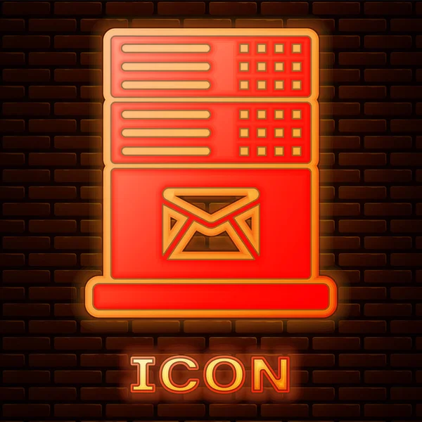 Icono brillante del servidor de correo de neón aislado en el fondo de la pared de ladrillo. Ilustración vectorial — Vector de stock