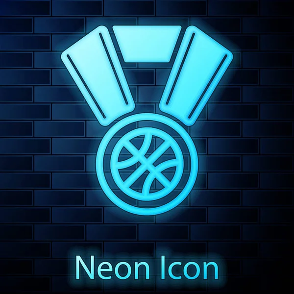 Świecący neon Medal koszykówki z ikoną wstążki izolowane na tle cegły ściany. Ilustracja wektora — Wektor stockowy
