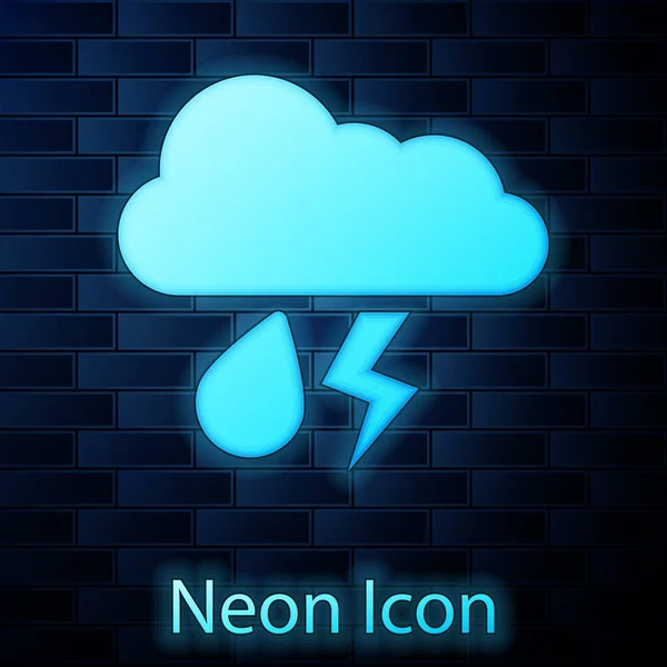 Leuchtende Neon-Wolke mit Regen und Blitz-Symbol isoliert auf Backsteinmauer Hintergrund. Regenwolken Niederschlag mit Regentropfen. Wettersymbol des Sturms. Vektorillustration — Stockvektor