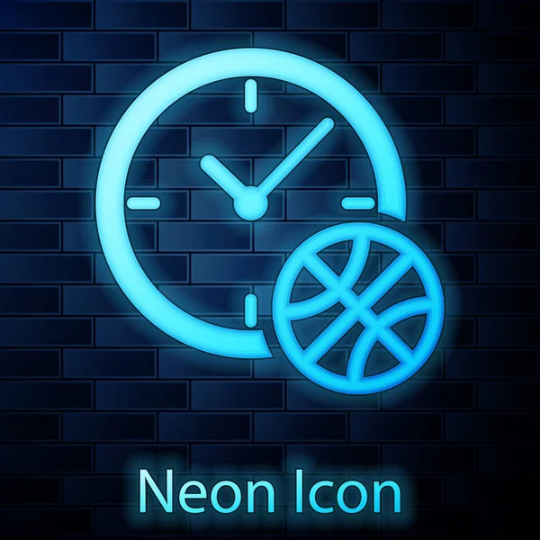 Leuchtende Neon-Uhr mit Basketball-Ball im Inneren Symbol isoliert auf Backsteinwand Hintergrund. Basketballzeit. Sport und Training. Vektorillustration — Stockvektor