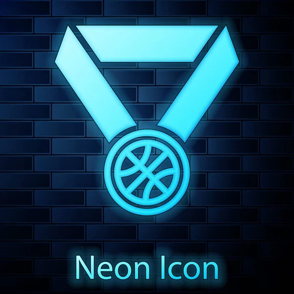Zářící neon basketbalová medaile s ikonou stuhy izolované na cihlové zdi pozadí. Vektorová ilustrace — Stockový vektor