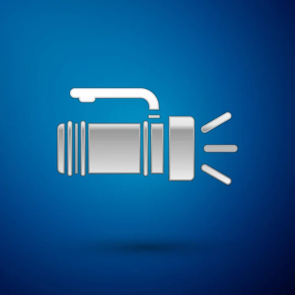 Silberne Taschenlampe Symbol Isoliert Auf Blauem Hintergrund Taschenlampengriff Vektorillustration — Stockvektor