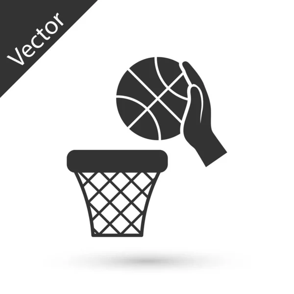 Серый Рука с баскетбольным мячом и иконкой корзины изолированы на белом фоне. Мяч в баскетбольном кольце. Векторная миграция — стоковый вектор