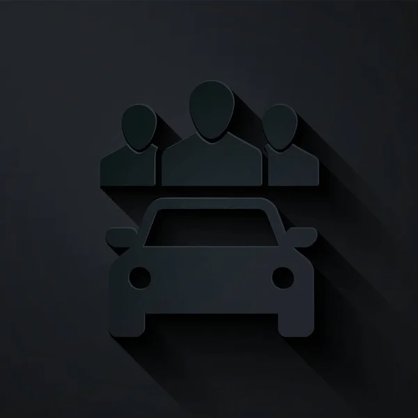 Corte de papel Compartir coche con grupo de personas icono aislado sobre fondo negro. Carsharing signo. Transporte alquiler concepto de servicio. Estilo de arte de papel. Ilustración vectorial — Archivo Imágenes Vectoriales