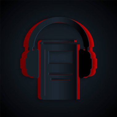 Kağıt kesiği Ses kitabı simgesi siyah arkaplanda izole edildi. Kulaklıklı kitap. Ses rehberi işareti. Çevrimiçi öğrenme kavramı. Kağıt sanatı tarzı. Vektör İllüstrasyonu