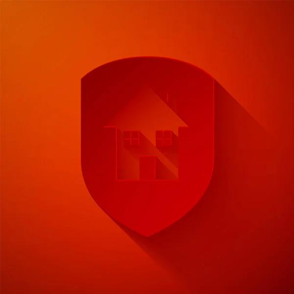 在红色背景上隔离的保护图标下的剪纸屋。 家和盾牌。 保护、安全、安保、保护、防御概念。 造纸艺术风格。 病媒图解 — 图库矢量图片