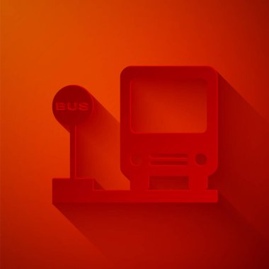 Kağıt kesiği otobüs durağı simgesi kırmızı arkaplanda izole edildi. Ulaşım konsepti. Otobüs turu tabelası. Turizm ya da kamu aracı sembolü. Kağıt sanatı tarzı. Vektör İllüstrasyonu